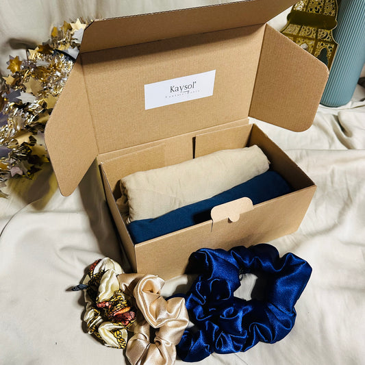 Coffret cadeau femme comprenant deux foulards en jersey beige et marine avec lot de chouchous en satin premium assortis.