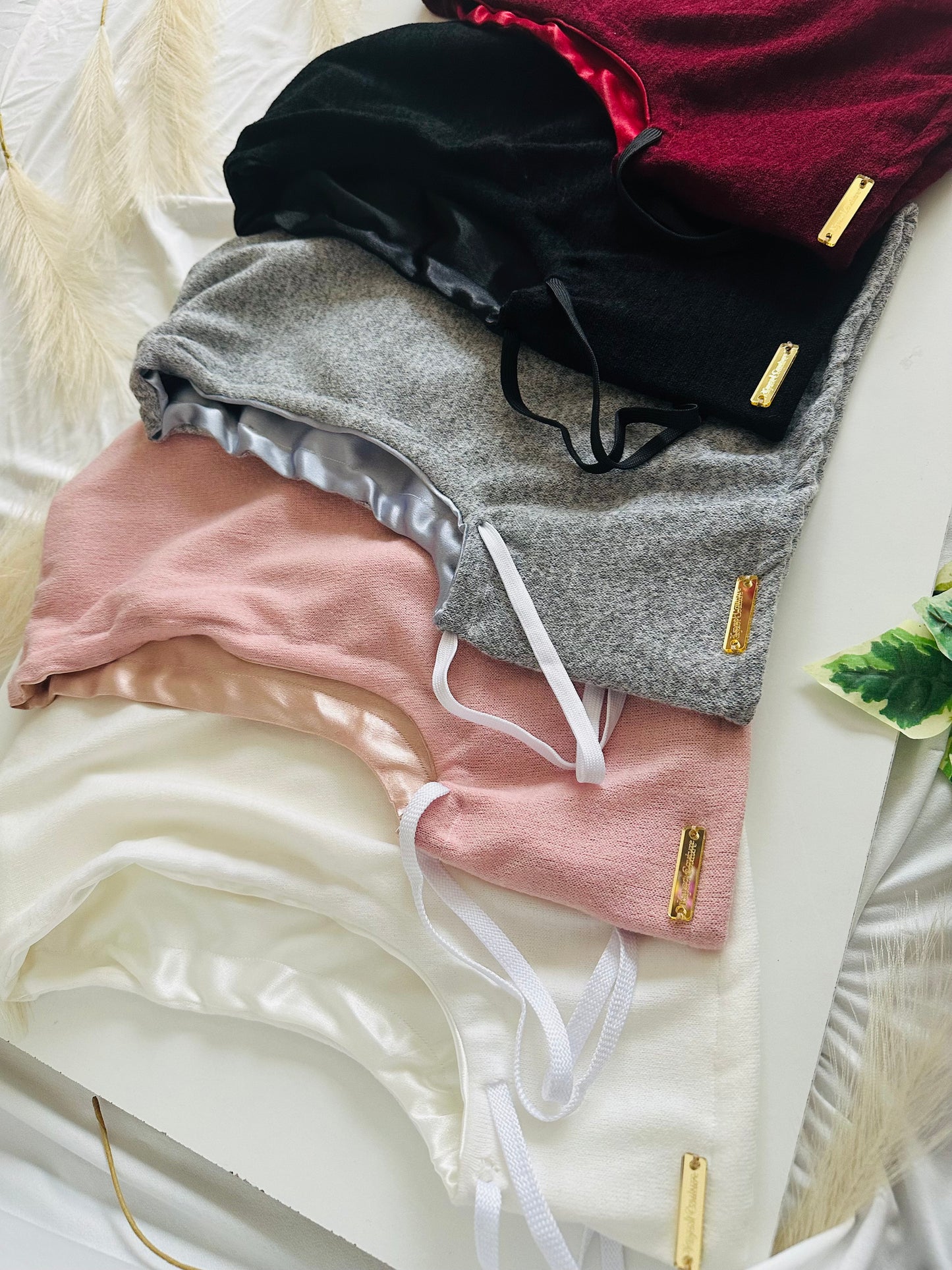  Cagoule Kaysol en maille doublée satin avec cordon à embouts métalliques dorés – capuche protectrice cheveux – plusieurs couleurs disponibles 