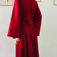 Robe Nayla longue en satin brillant coupe chauve-souris avec ceinture torsadée, idéale pour mariage, demoiselle d’honneur, cérémonie ou tenue Aïd – Kaysol Couture.
