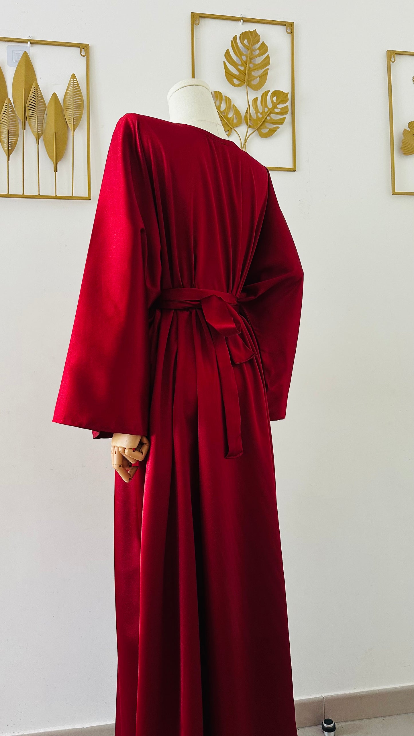 Robe Nayla longue en satin brillant coupe chauve-souris avec ceinture torsadée, idéale pour mariage, demoiselle d’honneur, cérémonie ou tenue Aïd – Kaysol Couture.