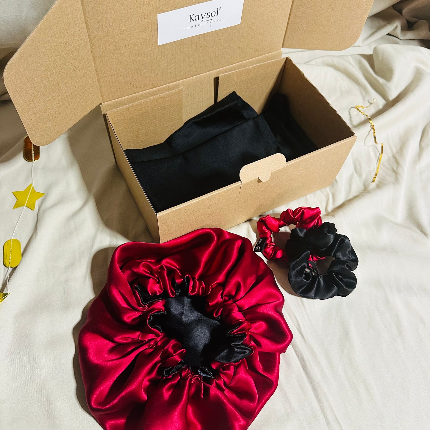 Coffret 100 % soie de mûrier noir et bordeaux avec taie 22 mommes, bonnet réversible 19 mommes et 2 chouchous assortis. Protection cheveux nuit luxe.