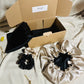 Coffret soie de mûrier noir beige avec taie 22 mommes, bonnet 19 mommes et deux chouchous assortis.