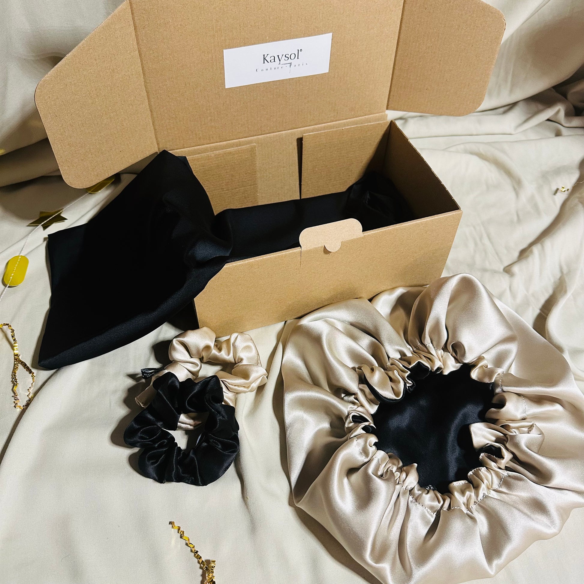 Coffret soie de mûrier noir beige avec taie 22 mommes, bonnet 19 mommes et deux chouchous assortis.