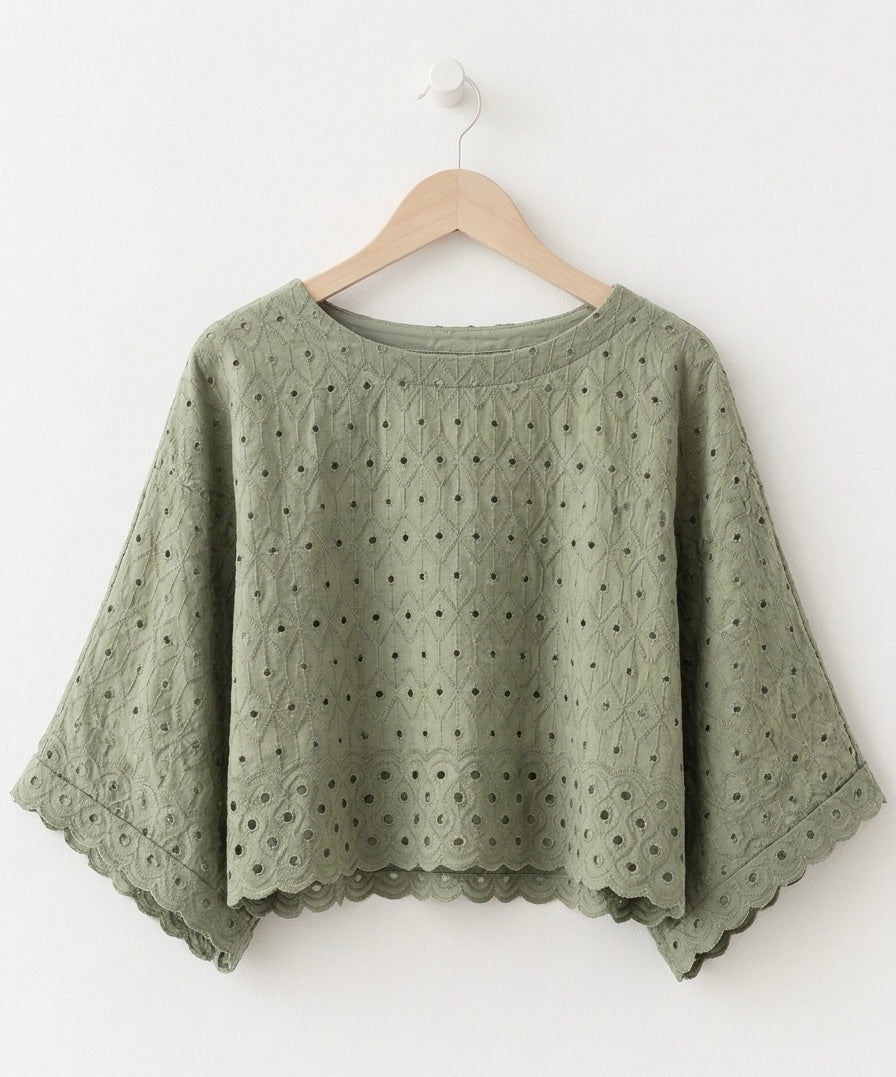 Haut en Broderie Anglaise vert Sauge  – Top femme en Broderie / Iconique