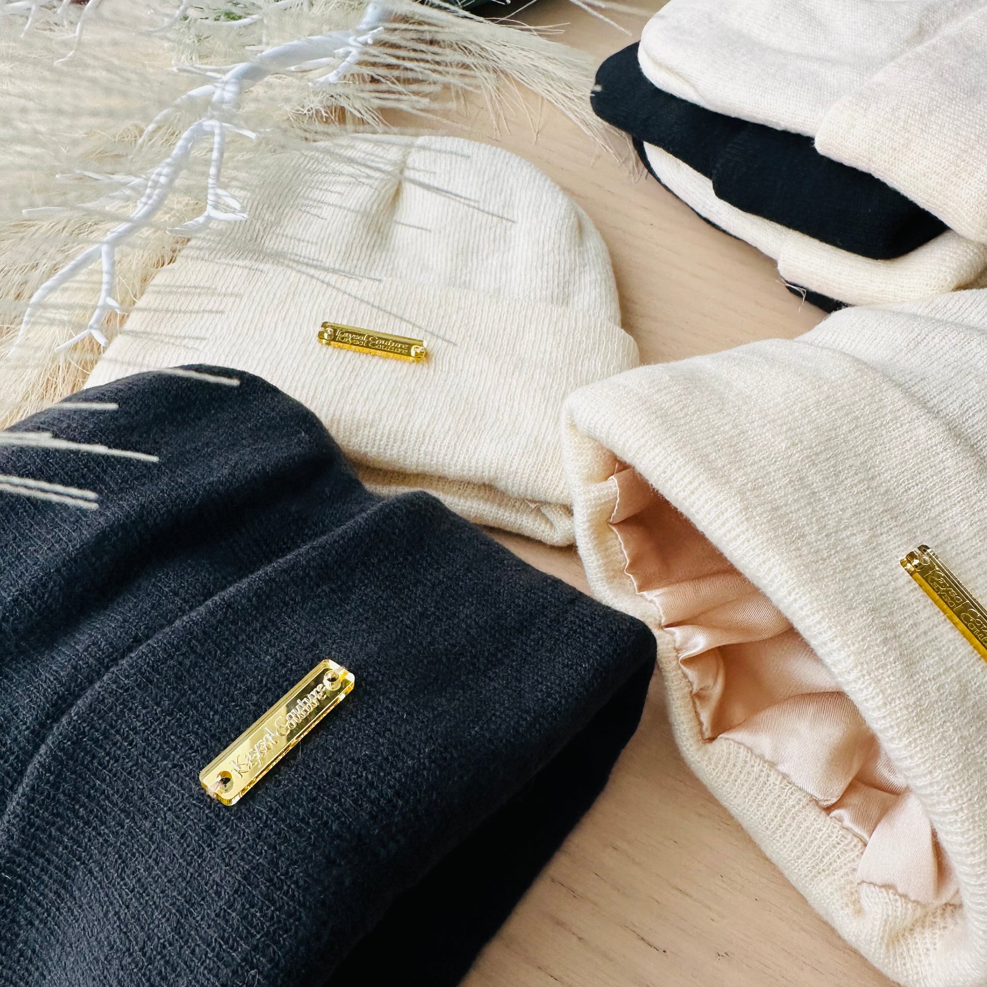 Bonnet premium doublé en satin, protège les cheveux du dessèchement et de la casse. Confort absolu, style minimaliste, idéal pour tous types de cheveux.