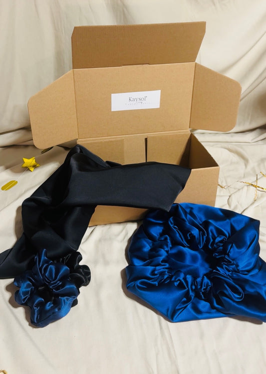 Coffret soie de mûrier noir et bleu marine avec taie 22 mommes, bonnet réversible 19 mommes en soie des deux faces et chouchous assortis.