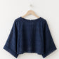 Haut en broderie anglaise femme, collection Les Iconiques. Coupe fluide et raffinée, parfaite avec jupe ou kimono assorti.