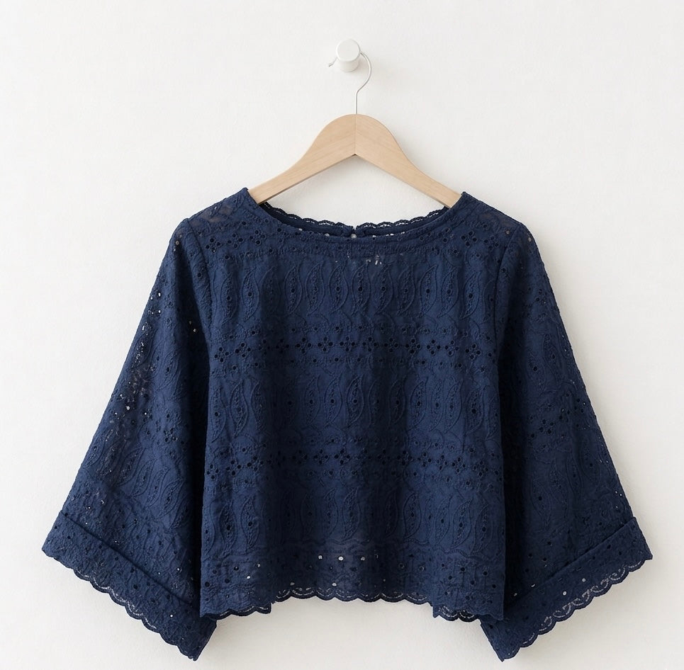 Haut en broderie anglaise femme, collection Les Iconiques. Coupe fluide et raffinée, parfaite avec jupe ou kimono assorti.