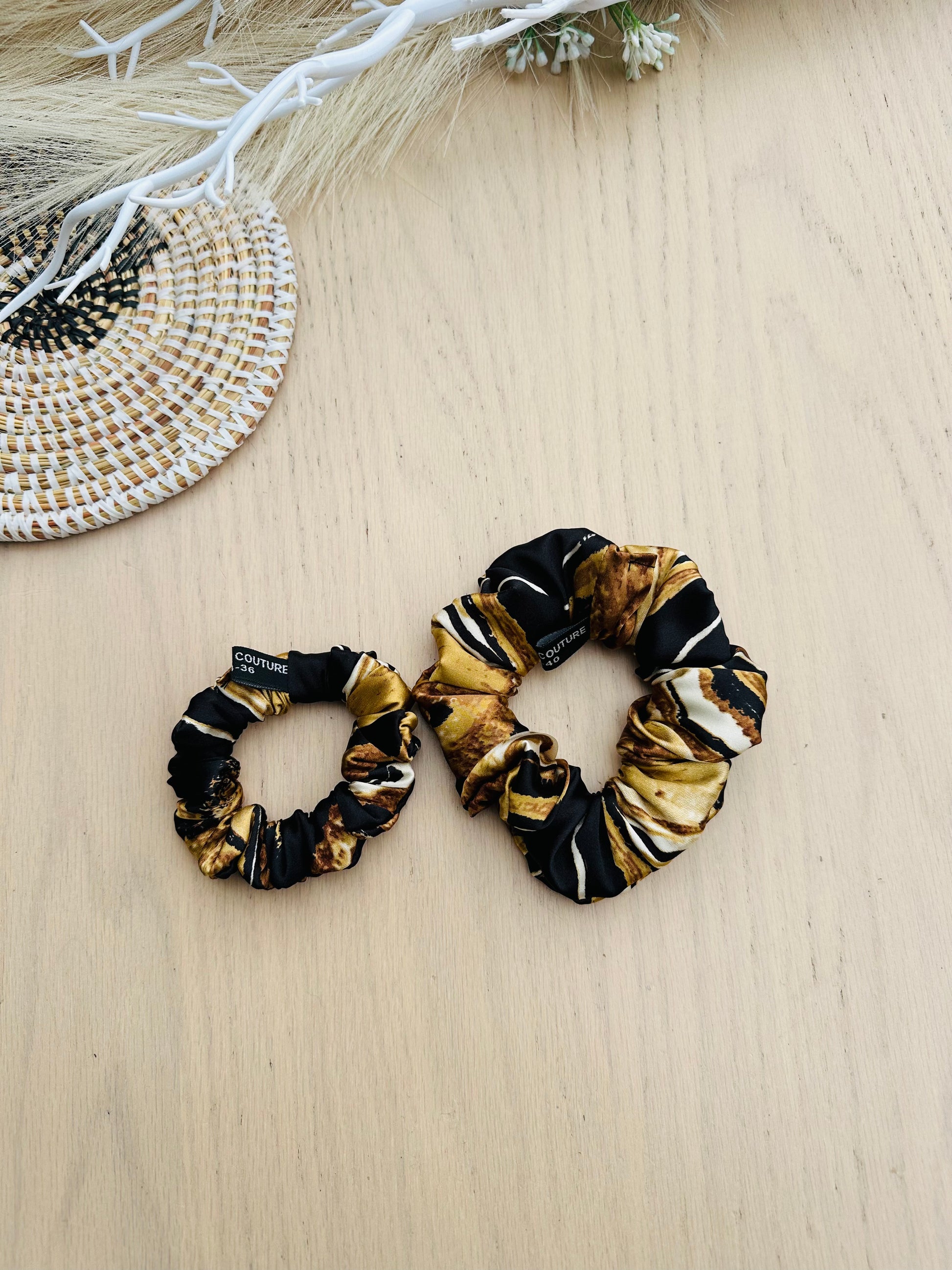 Duo de chouchous satin noir doré touche soie premium Kaysol Couture – Taille XS & M