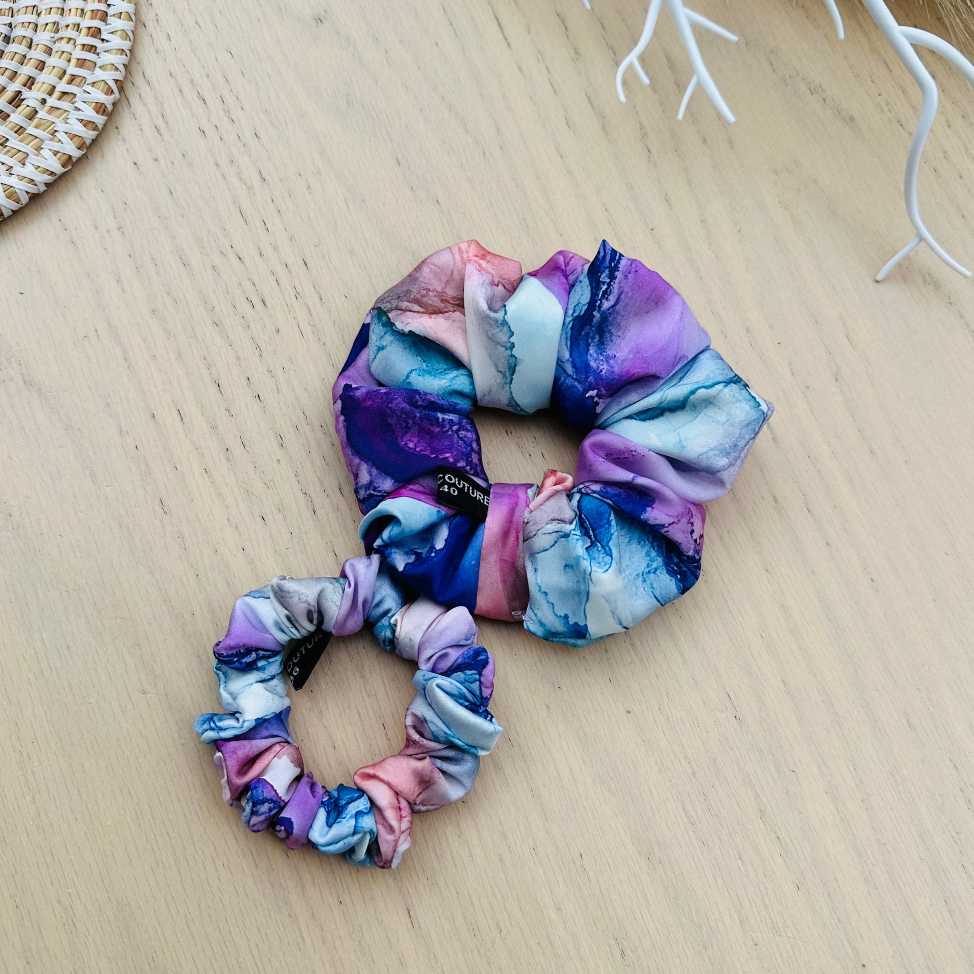 Duo de chouchous en satin violet touche soie premium, faits main en France. Doux, brillants et élégants pour protéger vos cheveux avec style.