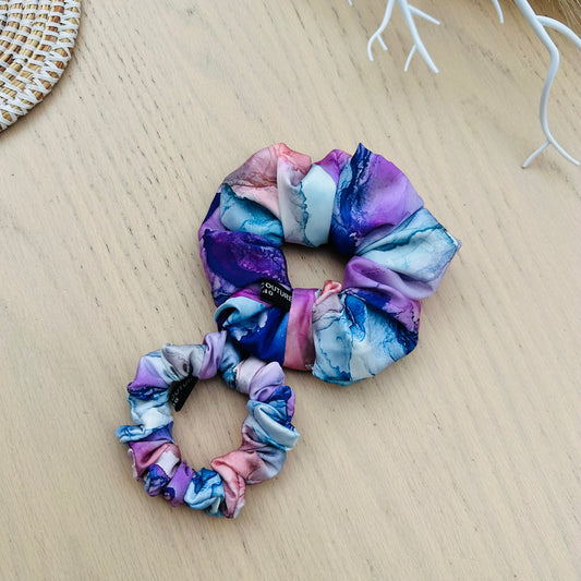 Duo de chouchous en satin violet touche soie premium, faits main en France. Doux, brillants et élégants pour protéger vos cheveux avec style.