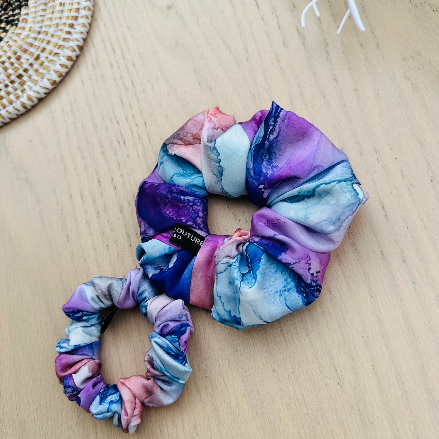 Duo de chouchous en satin violet touche soie premium, faits main en France. Doux, brillants et élégants pour protéger vos cheveux avec style.