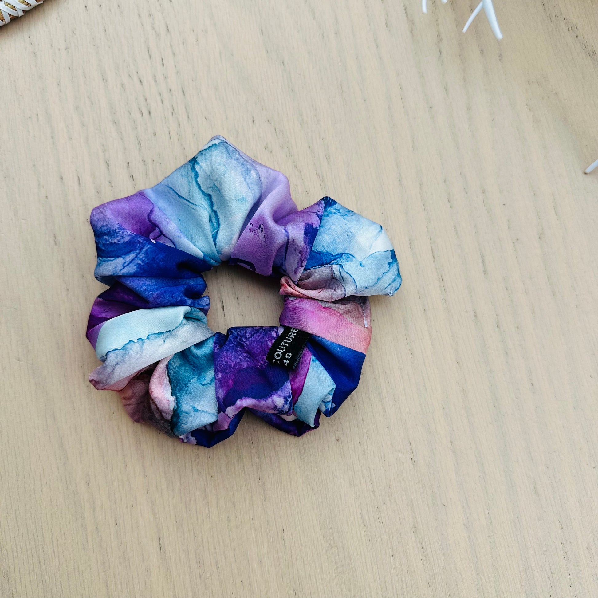 Duo de chouchous en satin violet touche soie premium, faits main en France. Doux, brillants et élégants pour protéger vos cheveux avec style.