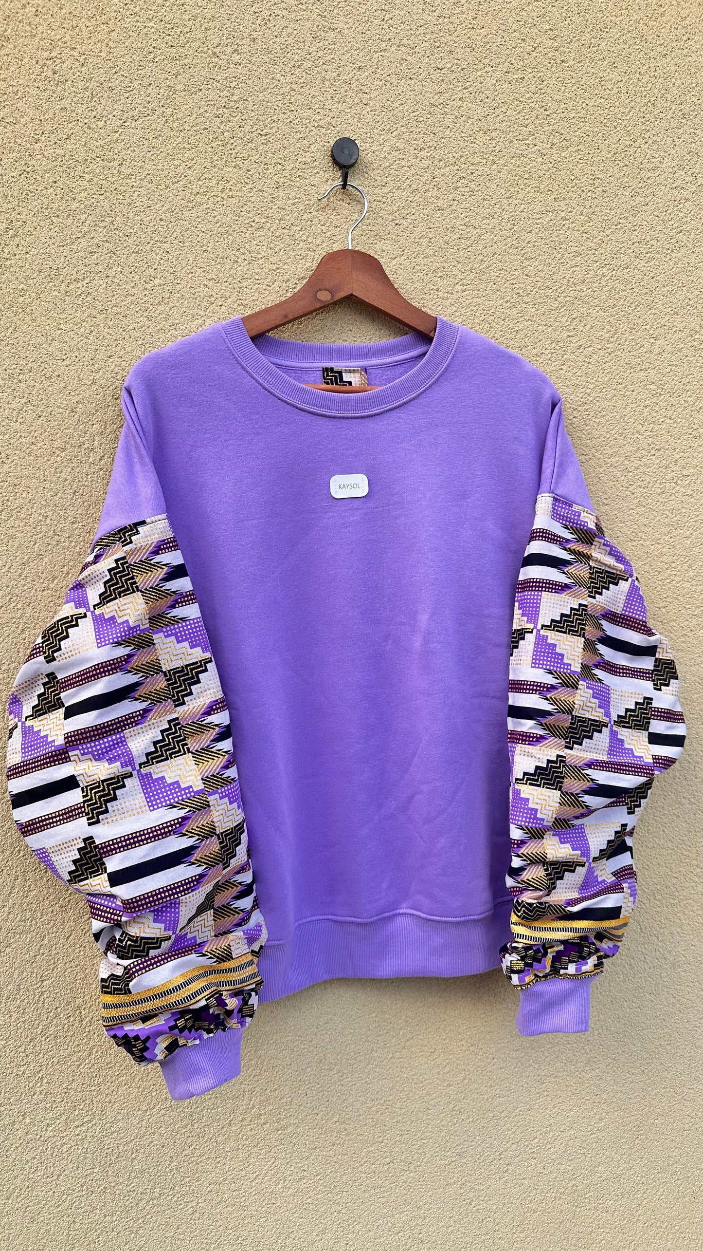 Women's brown sweatshirt - Sequined Bogolan batik sleeves