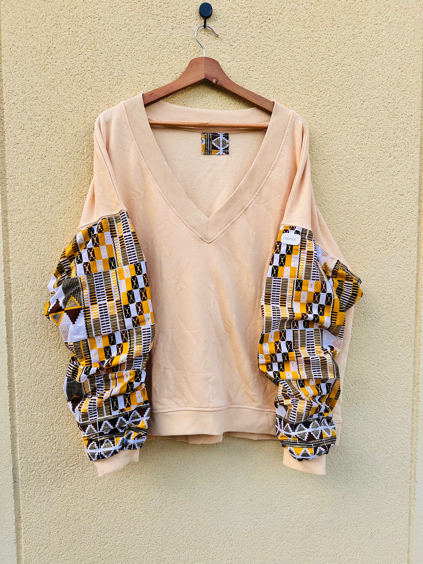 Afrikanisches Sweatshirt – V-Ausschnitt – beiger Hoodie – Bogolan