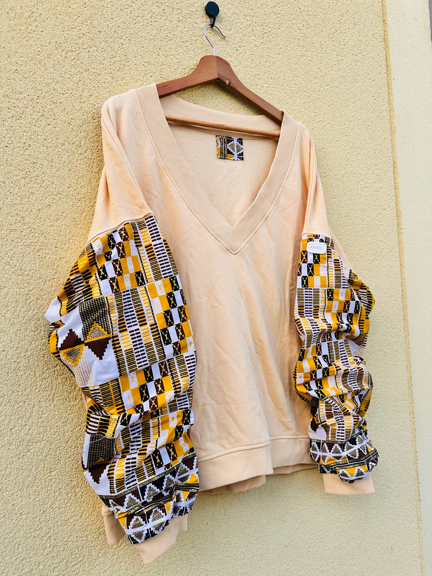 Afrikanisches Sweatshirt – V-Ausschnitt – beiger Hoodie – Bogolan