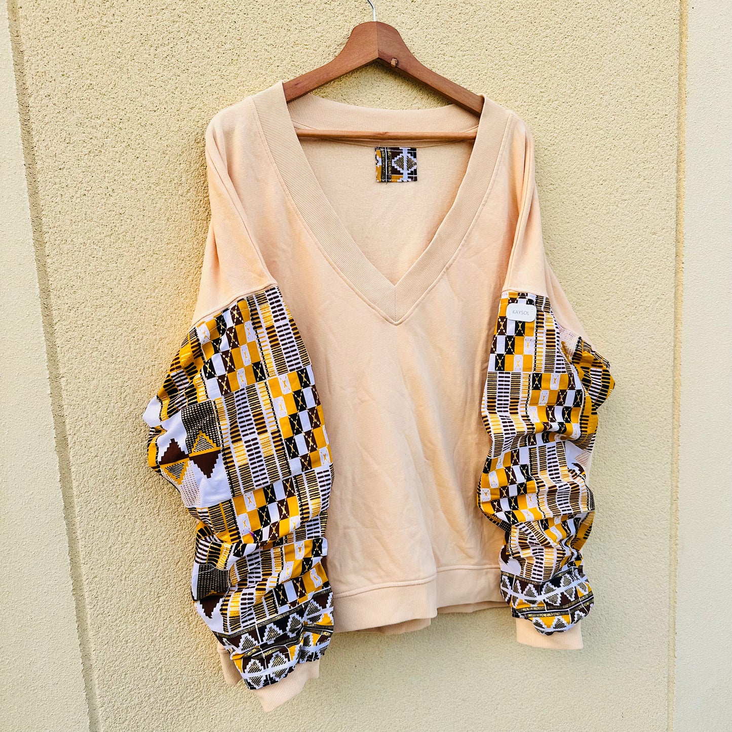 Afrikanisches Sweatshirt – V-Ausschnitt – beiger Hoodie – Bogolan