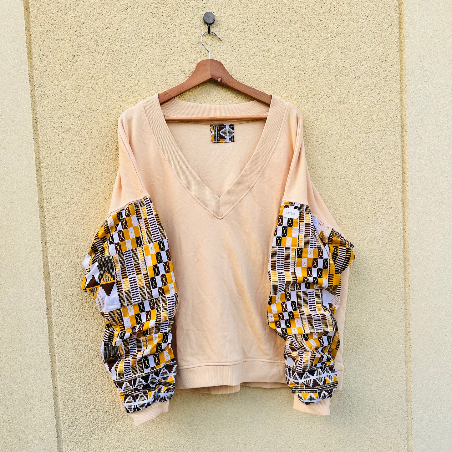 Afrikanisches Sweatshirt – V-Ausschnitt – beiger Hoodie – Bogolan
