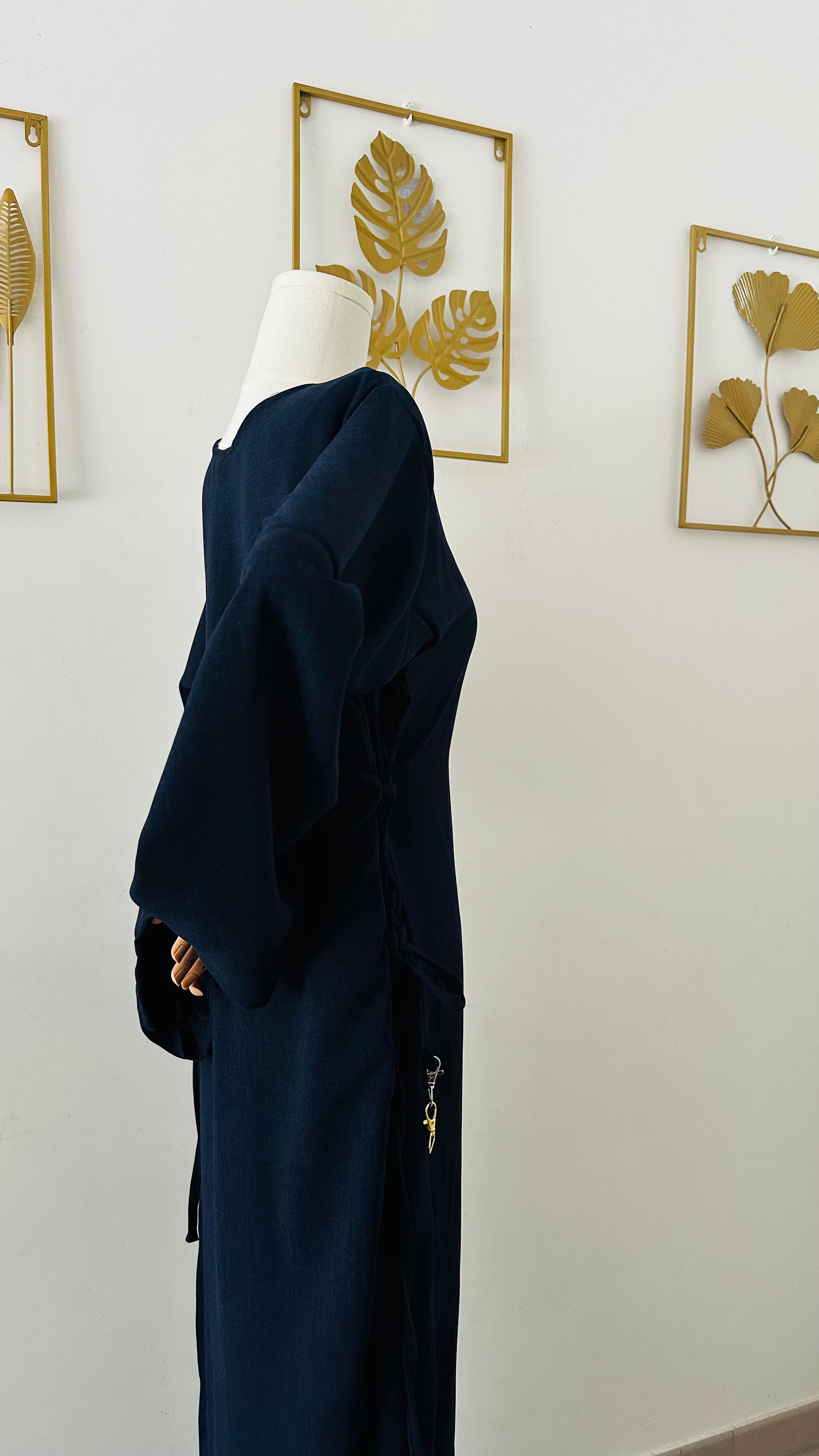 Robe modeste en lin bleu marine – Coupe ample et laçage ajustable