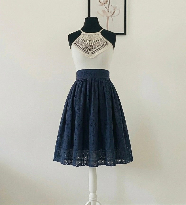 Jupe broderie Anglaise Bleu marine – Les Iconiques | 3 longueurs