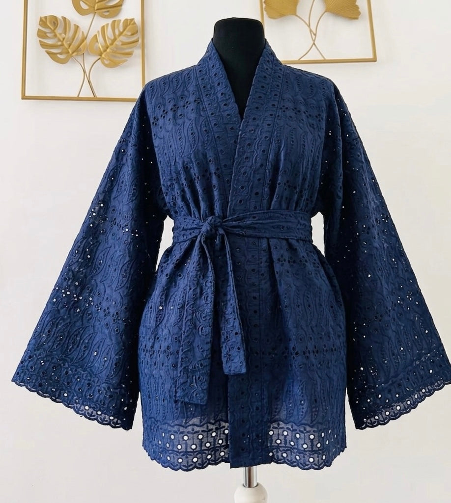 Kimono en Broderie Anglaise bleu marine – Veste en Broderie femme / Iconique