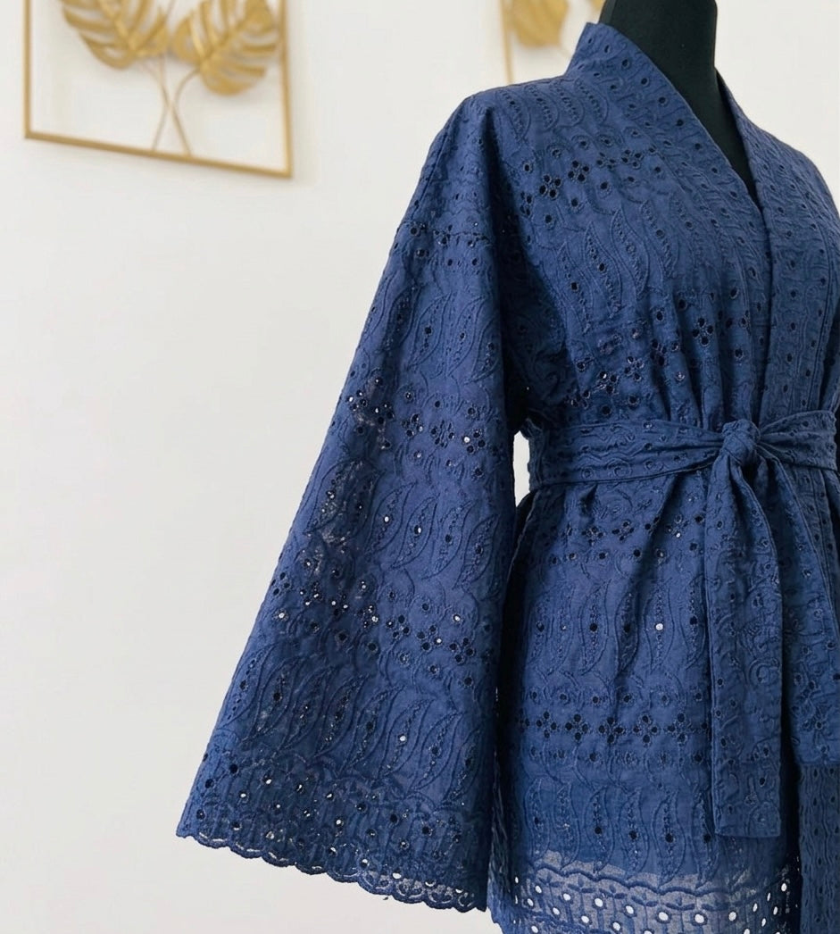 Kimono en Broderie Anglaise bleu marine – Veste en Broderie femme / Iconique