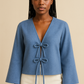 Patron PDF facile – Blouse LINA à nouer, du XS au 8XL. Encolure V, manches longues, coupe fluide. Téléchargement immédiat.