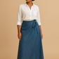 Jupe portefeuille Sira Kaysol Couture portée par le mannequin digital Aya, modèle féminin fluide et élégant, disponible en plusieurs longueurs, photographié sur fond studio beige neutre.