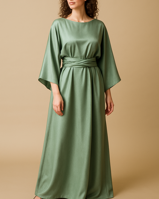 Robe Nayla longue en satin brillant coupe chauve-souris avec ceinture torsadée, idéale pour mariage, demoiselle d’honneur, cérémonie ou tenue Aïd – Kaysol Couture.