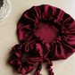 Ensemble bonnet et deux chouchous en pure soie 19 mommes rouge bordeaux. Protège les cheveux, préserve l’hydratation et limite la casse.