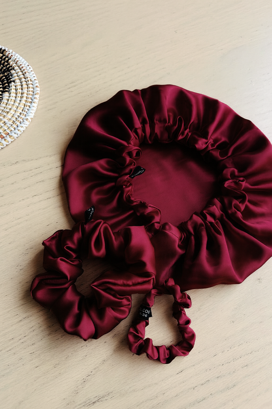 Ensemble bonnet et deux chouchous en pure soie 19 mommes rouge bordeaux. Protège les cheveux, préserve l’hydratation et limite la casse.