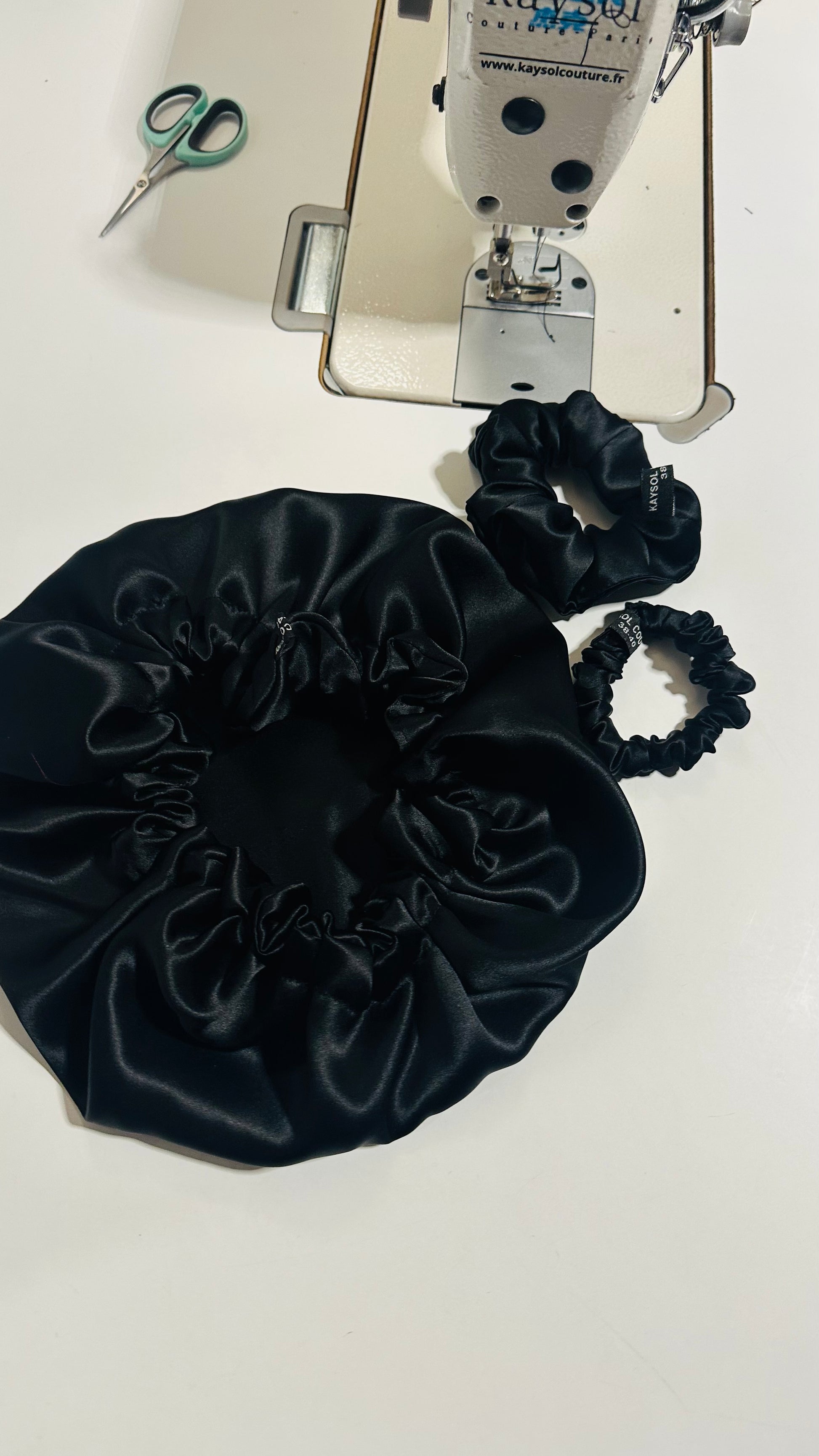 Set bonnet +  2 chouchous en  100 % Soie de mûrier 19 mommes – Noir