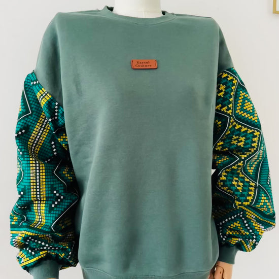 Sweat femme vert manches batik Bogolan pailleté. Pièce unique et stylée signée Kaysol Couture. Cadeau idéal, confort et inspiration wax.