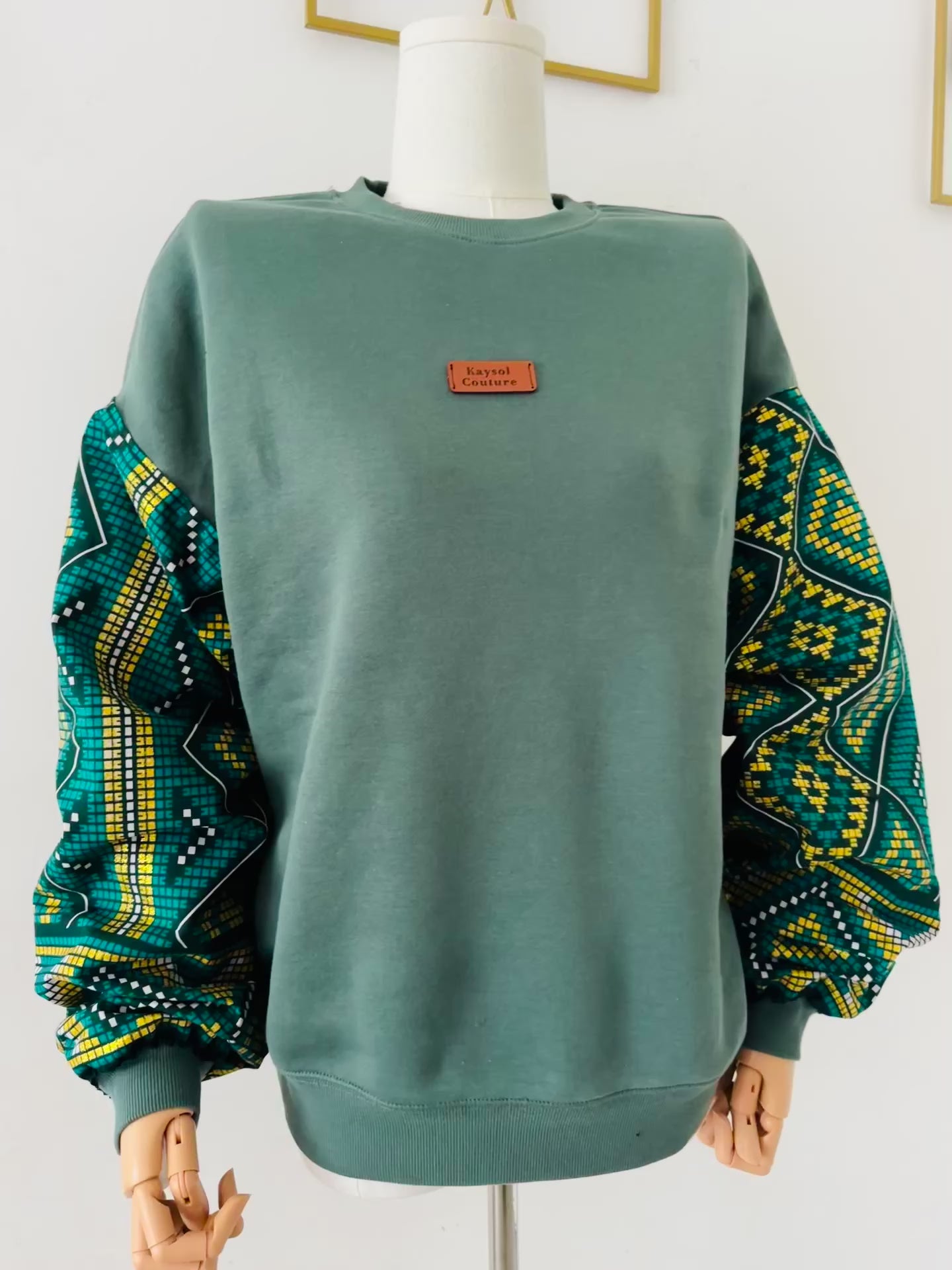 Sweat femme vert manches batik Bogolan pailleté. Pièce unique et stylée signée Kaysol Couture. Cadeau idéal, confort et inspiration wax.