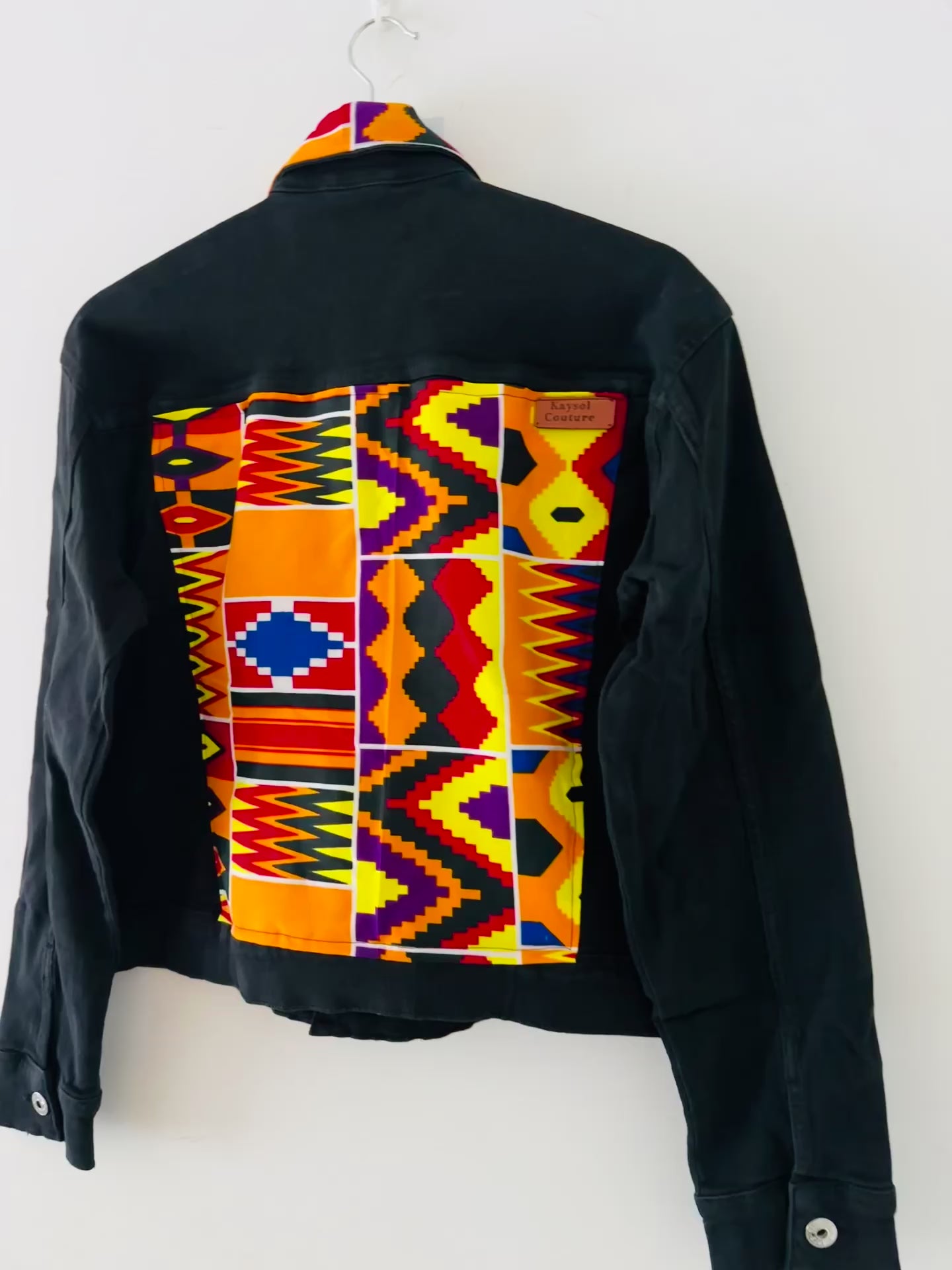 Veste en jean noir avec dos en tissu wax coloré – Kaysol Couture