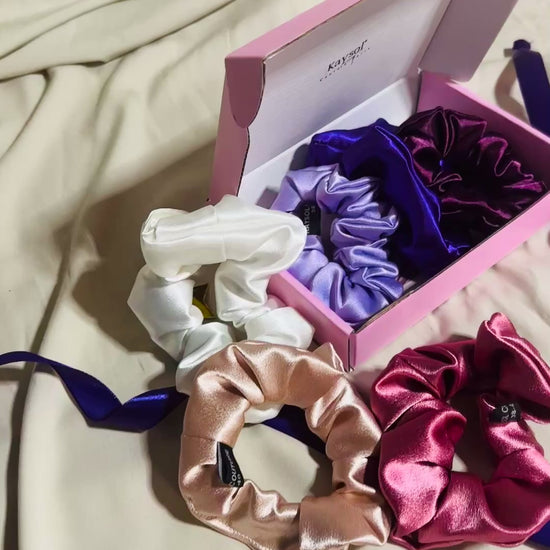 Coffret 6 chouchous en satin premium nuance girly comprenant blanc, nude, rose, violet et bordeaux, taille moyenne.