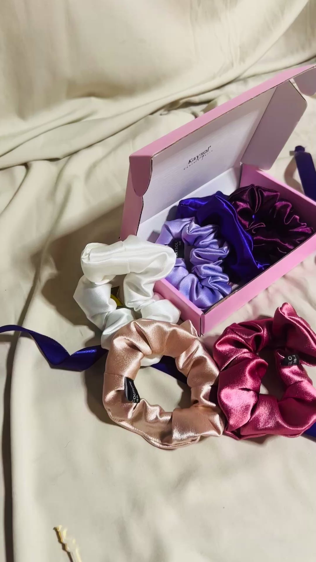 Coffret 6 chouchous en satin premium nuance girly comprenant blanc, nude, rose, violet et bordeaux, taille moyenne.