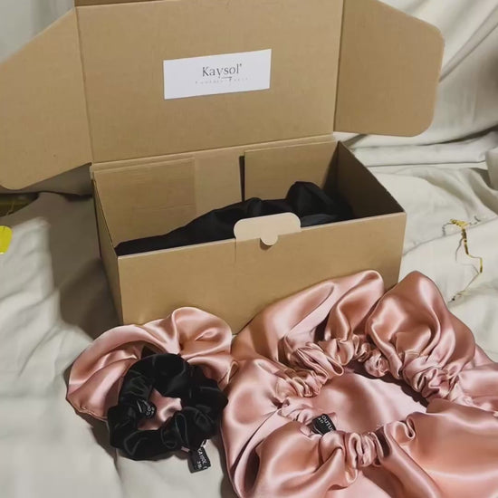 Coffret Bonnet Soie Rose Nude 19 Mommes + Taie 50x70 Noire + 2 Chouchous | 100% Soie de Mûrier | Certificat Inclus