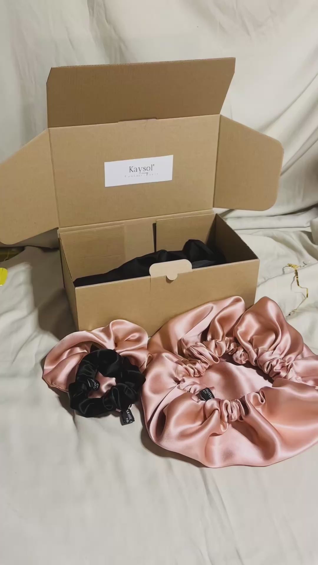 Coffret Bonnet Soie Rose Nude 19 Mommes + Taie 50x70 Noire + 2 Chouchous | 100% Soie de Mûrier | Certificat Inclus