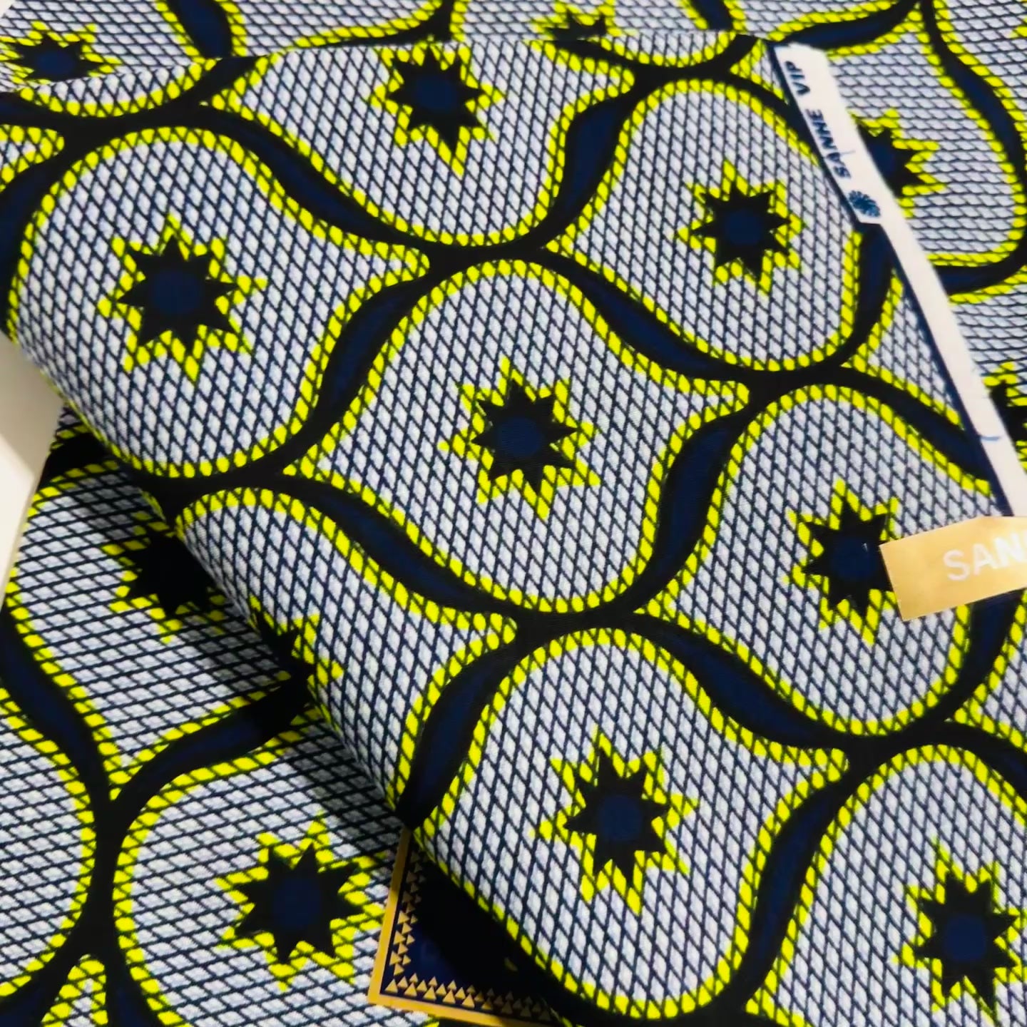 Tissu Wax africain, motif filet bleu-gris avec étoiles jaunes – coupon 3 yards.