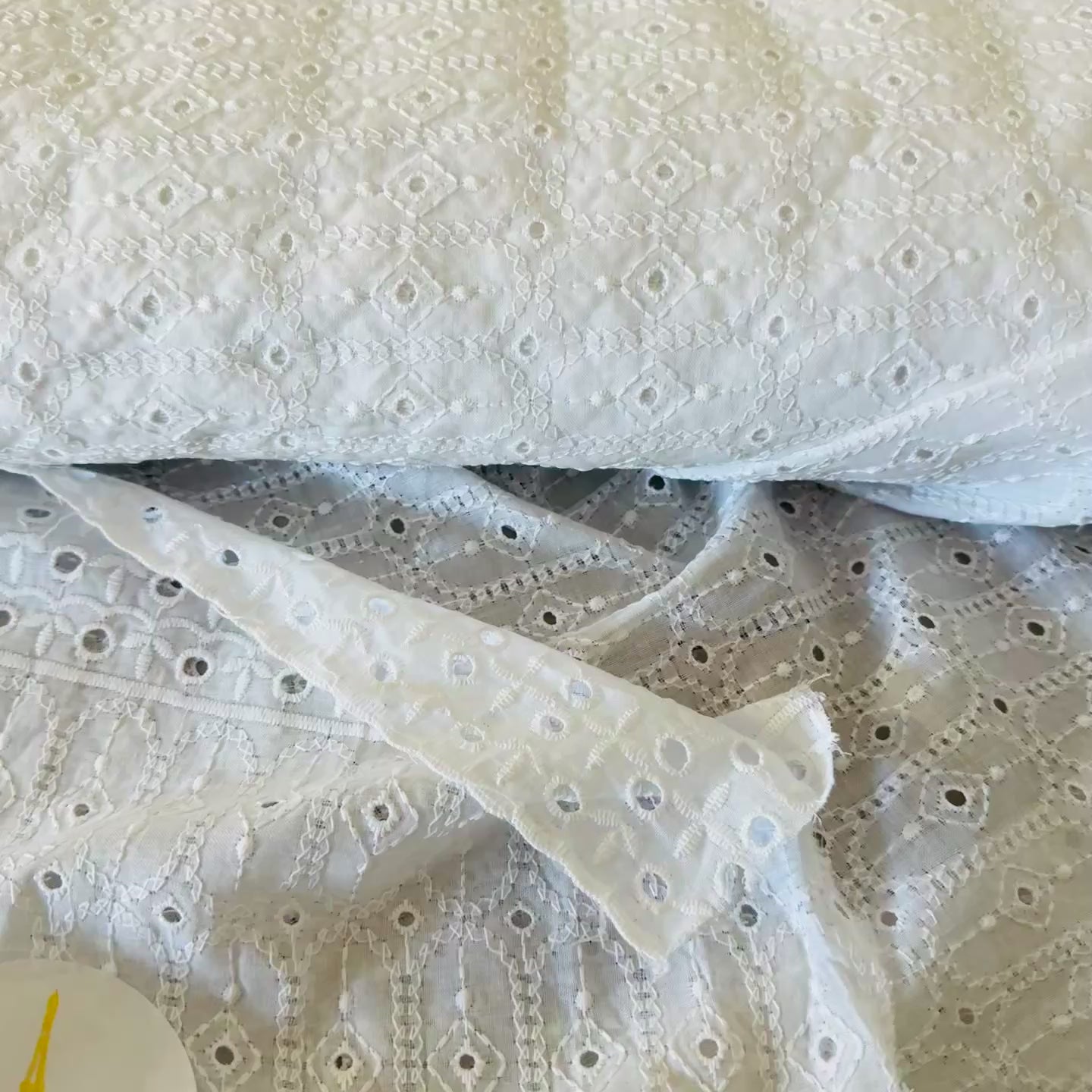 Tissu broderie anglaise blanche 100% coton – couture élégante.