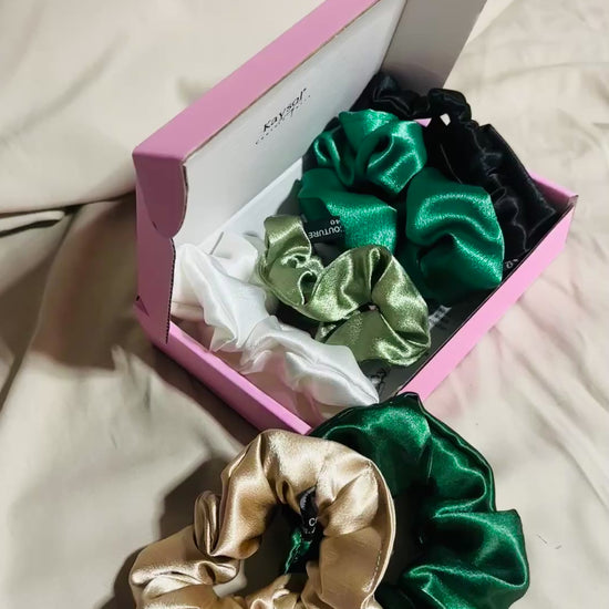 Coffret de 6 chouchous en satin premium, nuances vert et doré. Protège les cheveux, limite la casse et sublime vos coiffures. Livraison internationale.