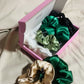 Coffret de 6 chouchous en satin premium, nuances vert et doré. Protège les cheveux, limite la casse et sublime vos coiffures. Livraison internationale.