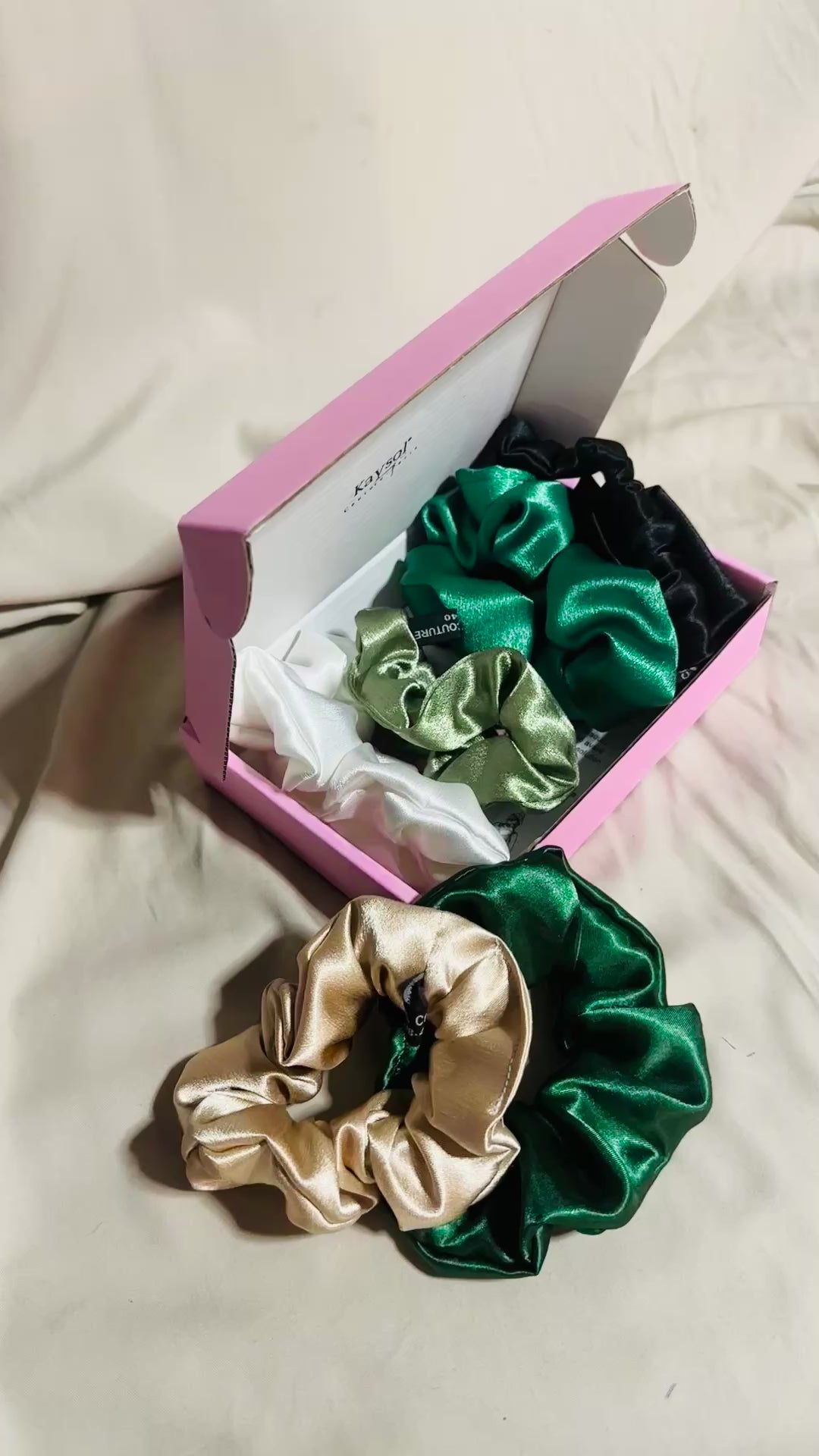 Coffret de 6 chouchous en satin premium, nuances vert et doré. Protège les cheveux, limite la casse et sublime vos coiffures. Livraison internationale.