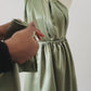 Video de robe infinity en satin terracotta - robe en satin qui se porte de plusieurs façons 