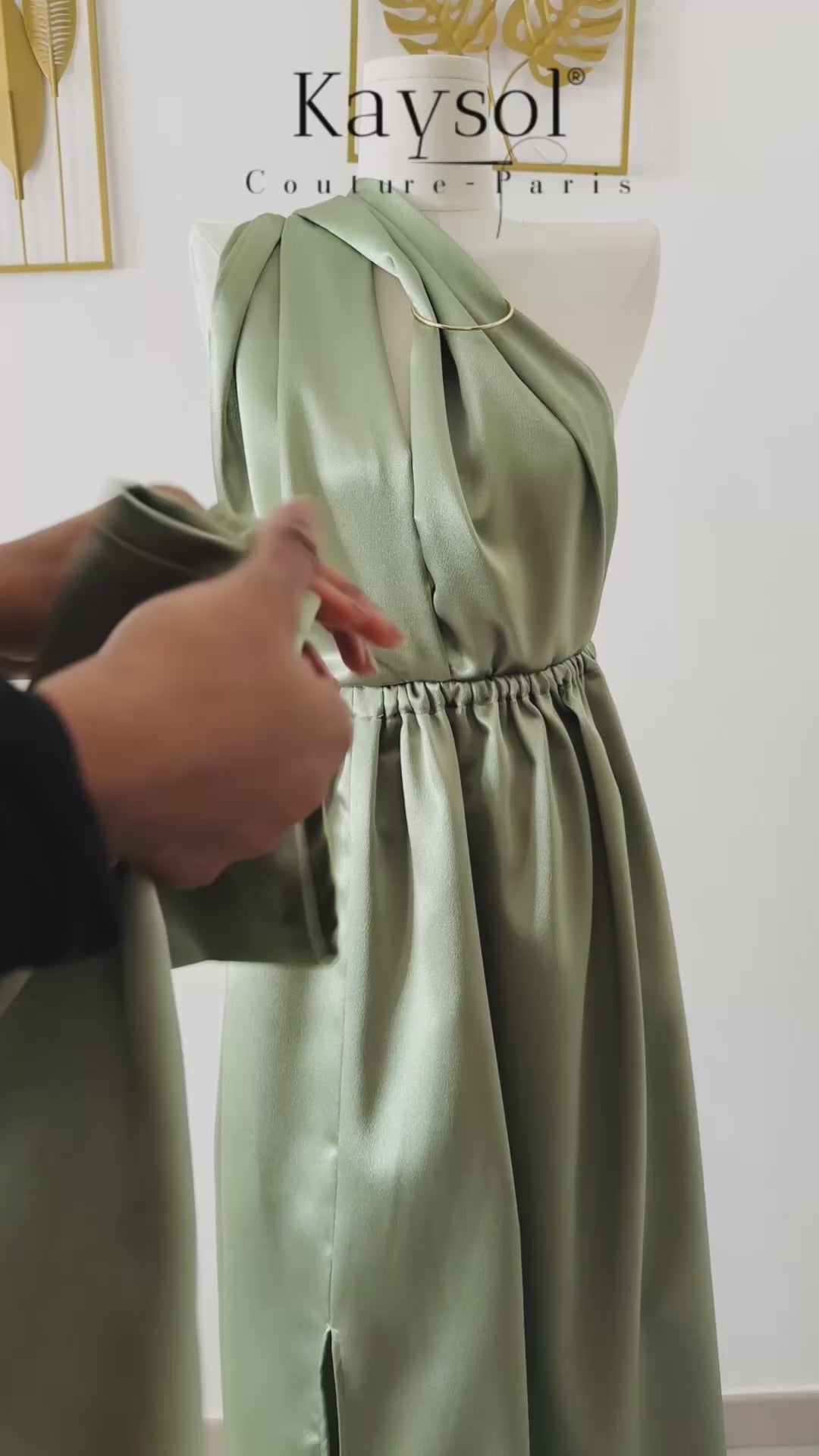Video de robe infinity en satin terracotta - robe en satin qui se porte de plusieurs façons 