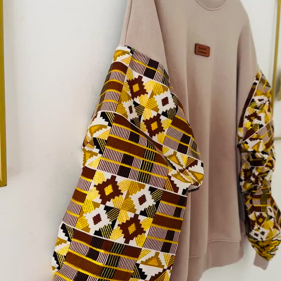 Sweat femme beige manches batik Bogolan pailleté. Confort, style unique et inspiration wax. Cadeau original signé Kaysol Couture.