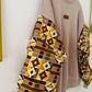 Sweat femme beige manches batik Bogolan pailleté. Confort, style unique et inspiration wax. Cadeau original signé Kaysol Couture.