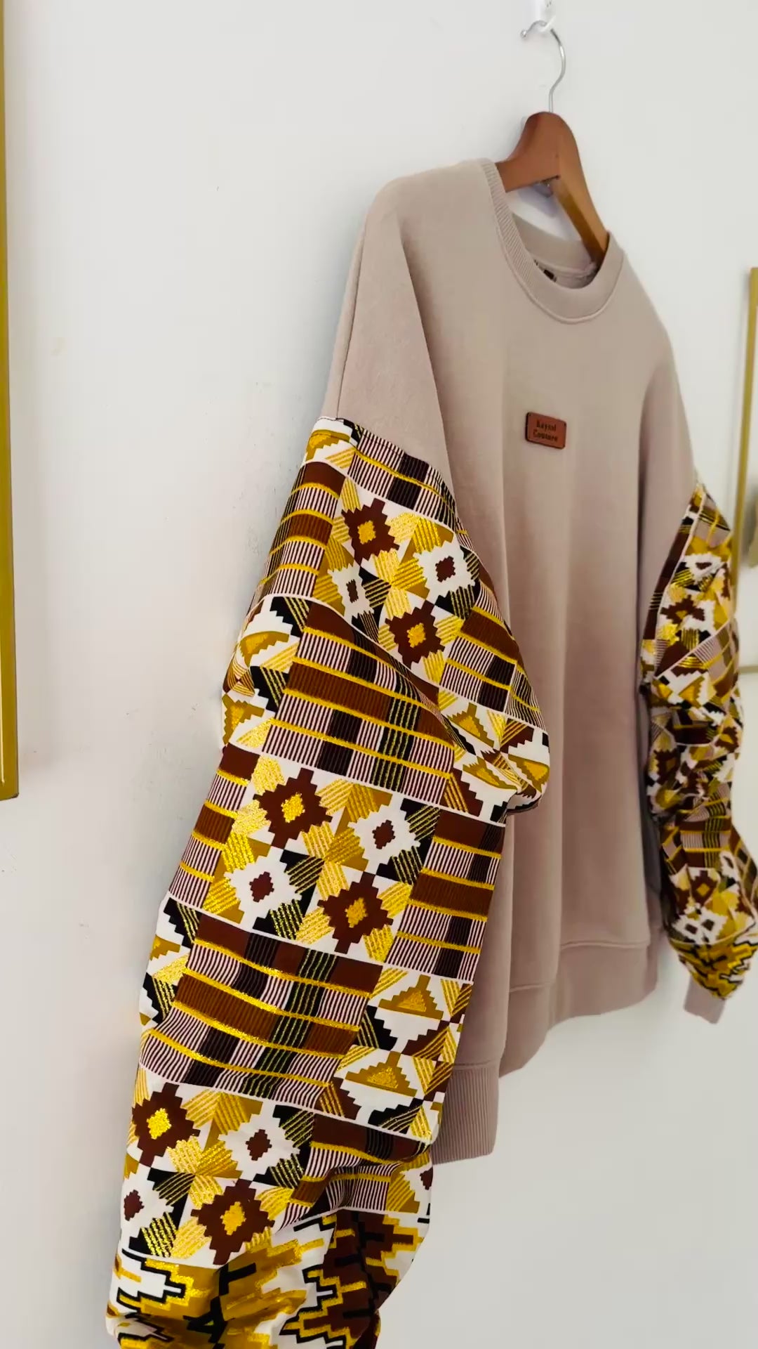 Sweat femme beige manches batik Bogolan pailleté. Confort, style unique et inspiration wax. Cadeau original signé Kaysol Couture.