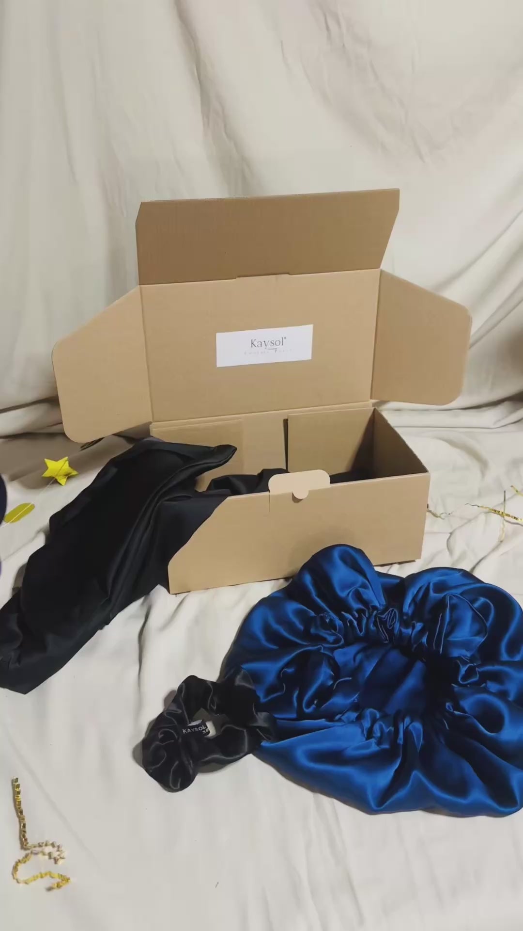 Coffret soie de mûrier noir et bleu marine avec taie 22 mommes, bonnet réversible 19 mommes en soie des deux faces et chouchous assortis.